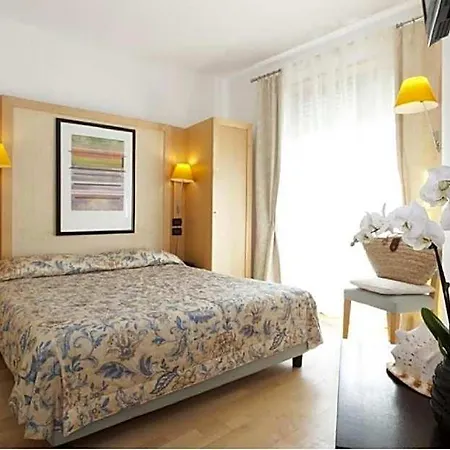 Hotel Centrale ليدو دي يسولو