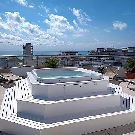 Hotel Centrale ليدو دي يسولو