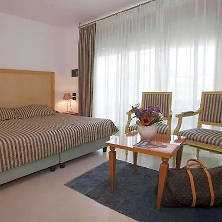 Hotel Centrale ليدو دي يسولو