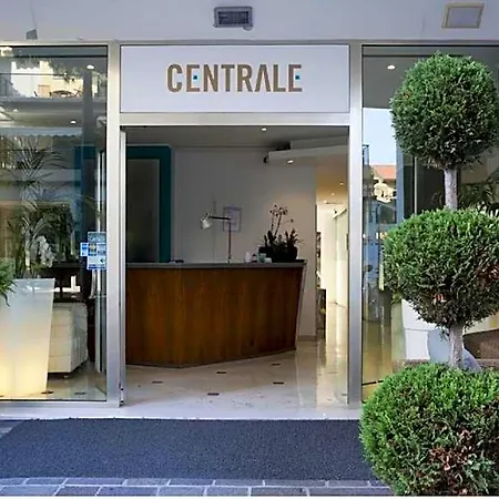 Hotel Centrale ليدو دي يسولو