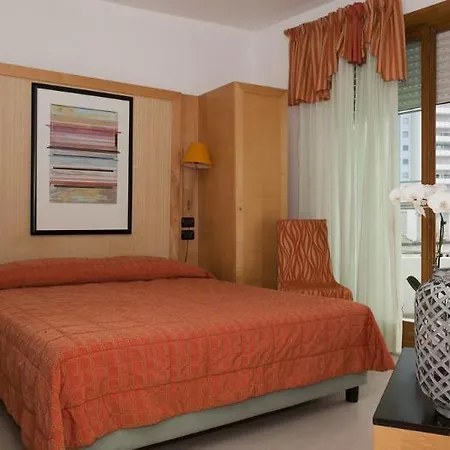 فندق Hotel Centrale ليدو دي يسولو